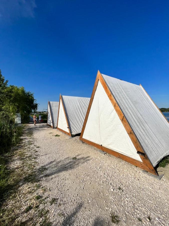Lupa Tent Budakalász Exteriér fotografie