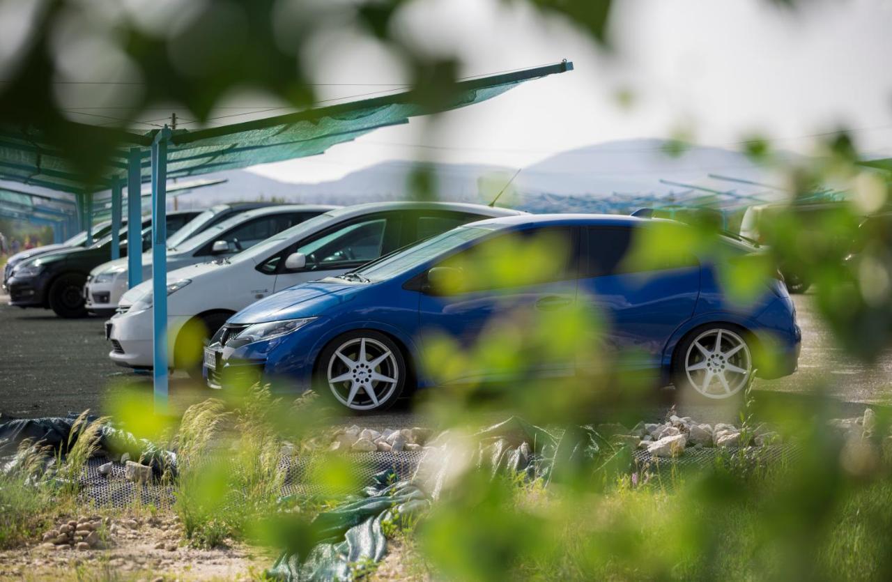 Lupa Tent Budakalász Exteriér fotografie
